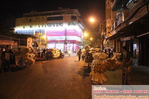 Đặc biệt món bánh tráng trộn Tây Ninh được bày bán ở khắp nơi trong chợ ngon nổi tiếng một vùng thu hút đông đảo học sinh, sinh viên tới ăn